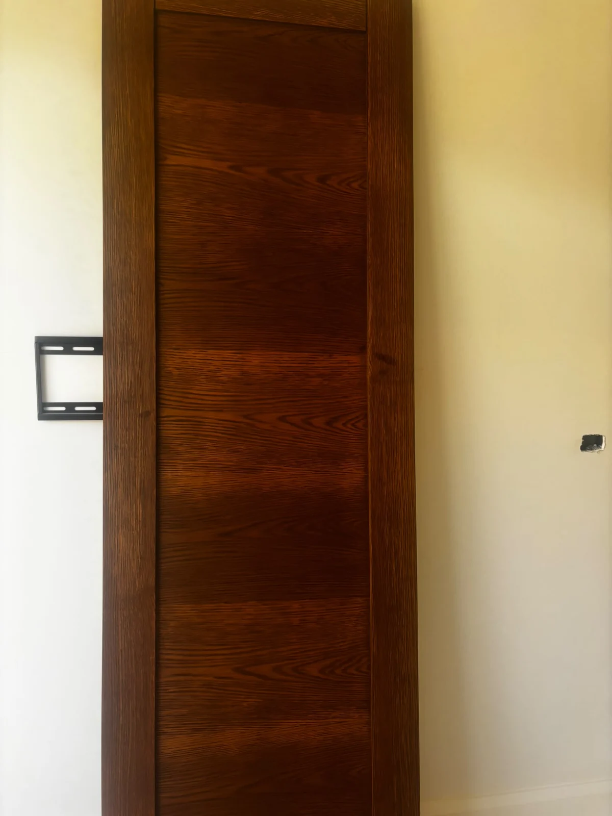 Flush timber door with horizontal grain panels